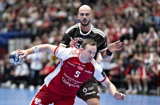 Kielce praznih rok iz Aalborga, Barcelona zmagala v Parizu