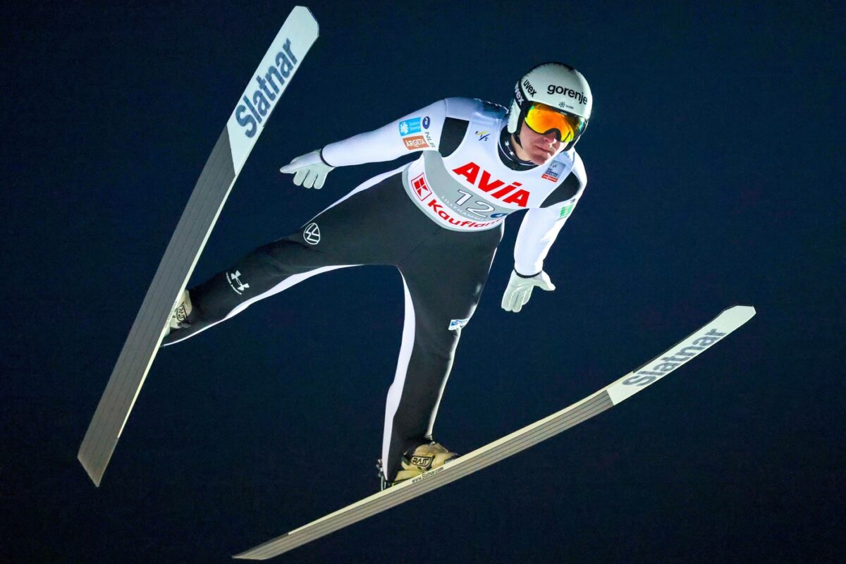 Domen Prevc napada stopničke