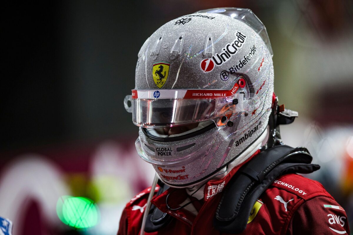 Lewis Hamilton na robu obupa