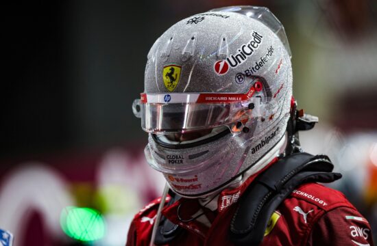 Lewis Hamilton na robu obupa