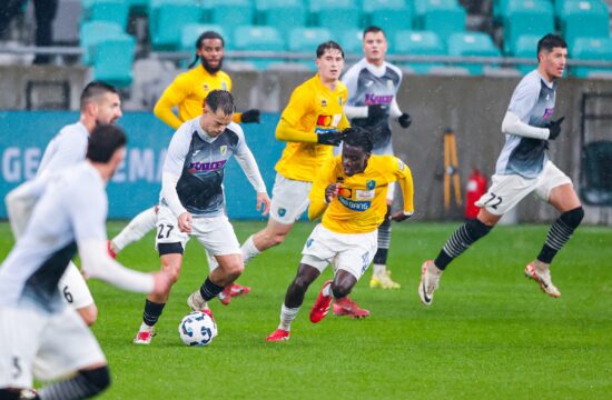 Radomljani v razmočenih Stožicah odčitali lekcijo Bravu (VIDEO)