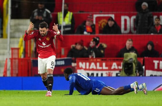 Everton z igralcem manj utišal Old Trafford (VIDEO)
