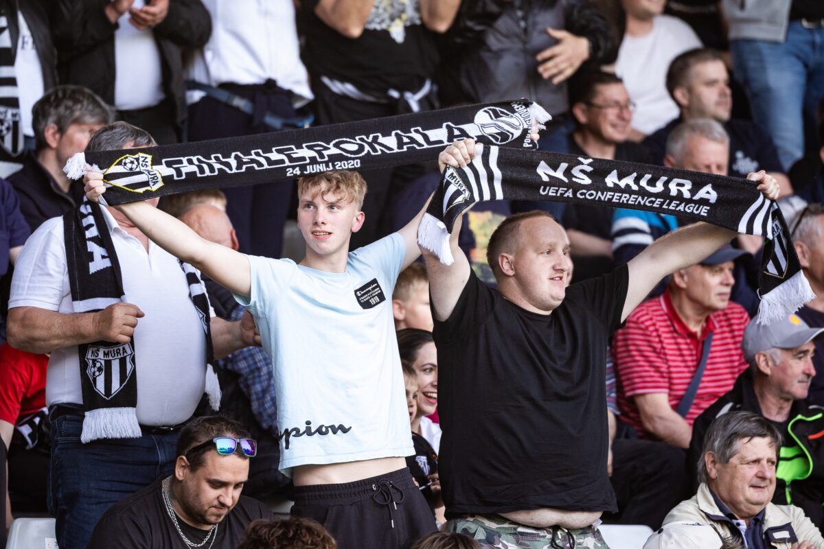 Policisti pripravljeni pred tekmo v Murski Soboti