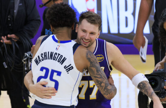 Na tekmo z bugattijem, z nje z nasmeškom (VIDEO)