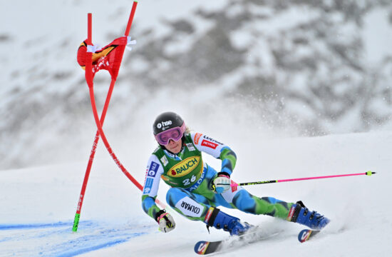 Ana Bucik Jogan z enakim časom kot Shiffrin, vodi Novozelandka