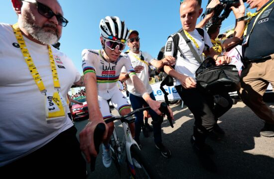 Neprijetno slovo za Tadeja Pogačarja