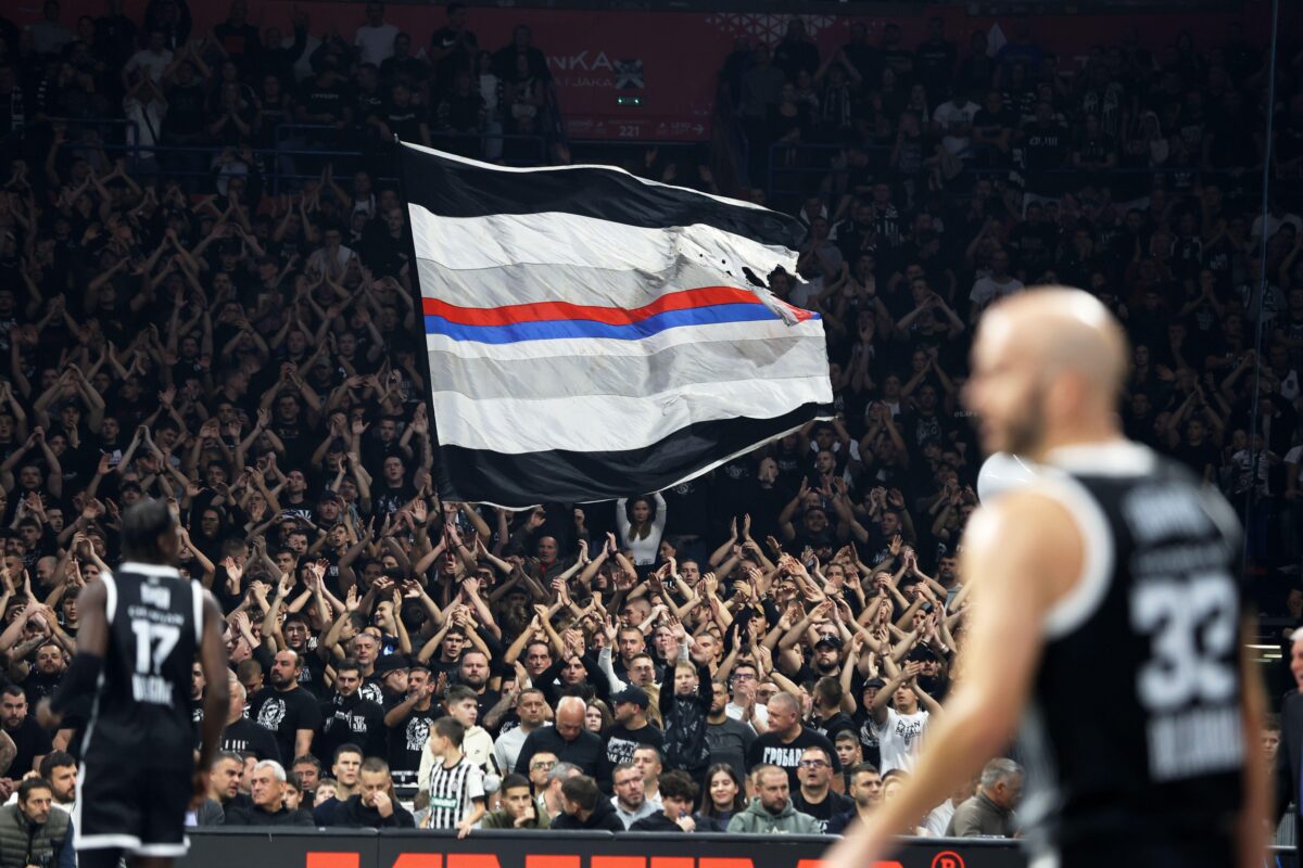 Šok v Beogradu: navijači Partizana z žvižgi pospremili svoje igralce (VIDEO)