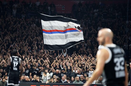 Šok v Beogradu: navijači Partizana z žvižgi pospremili svoje igralce (VIDEO)