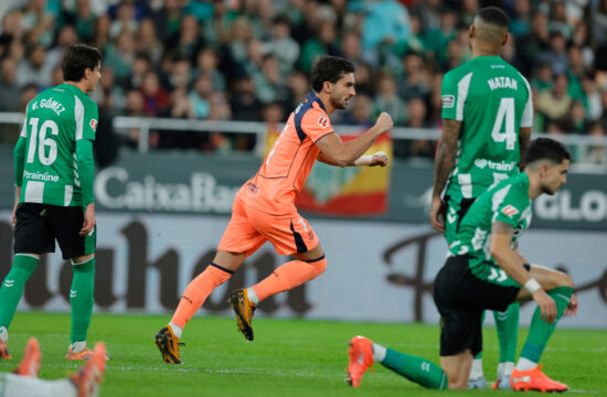 Barcelona s tremi goli Torresa strla Betis (VIDEO)