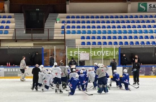 Mladi hokejisti domače SP začeli s porazom