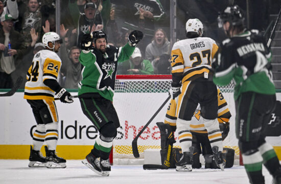 Enaki zmagi vodilnih