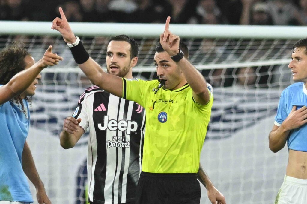 Rome, Italy, 26 October,2025 The referee of the match Andrea Colombo gestures during the Serie A Enilive between SS Lazio vs Juventus FC :Agostino Gemito/ Alamy Live News
