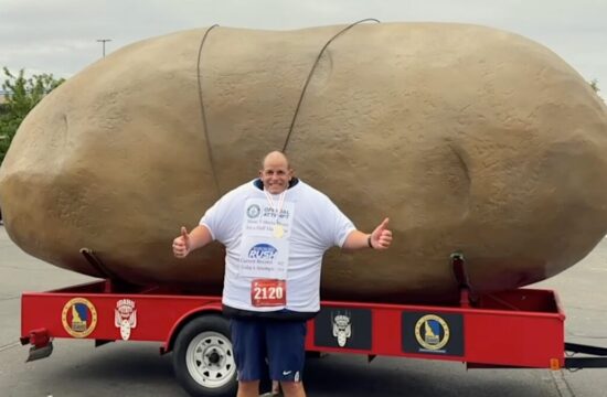 Američan je polmaraton pretekel v 137 majicah (VIDEO)