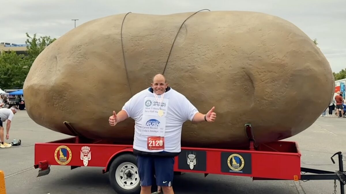 Američan je polmaraton pretekel v 137 majicah (VIDEO)