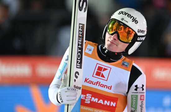 Domen Prevc na pol poti do tretje zaporedne zmage