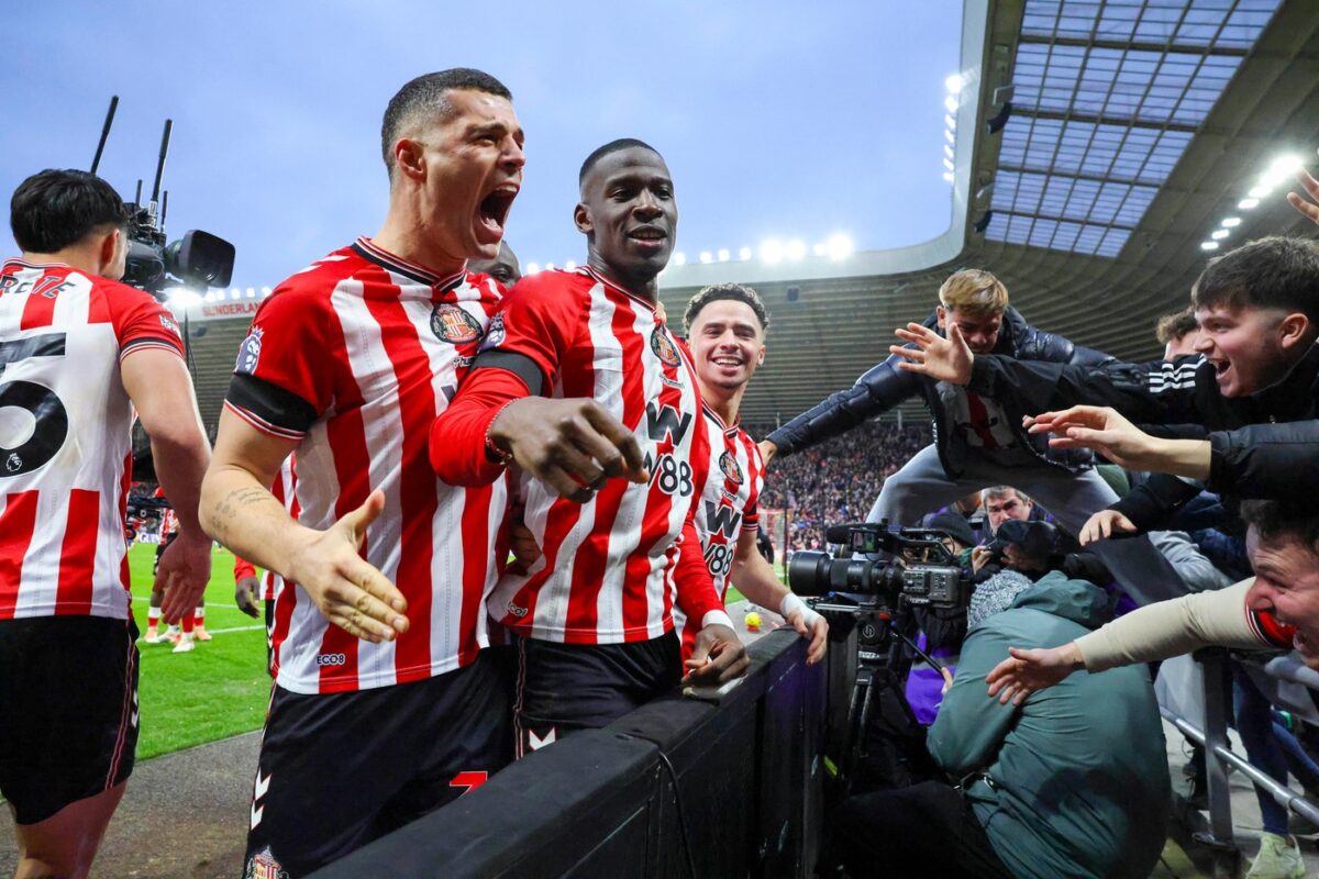 Dvoboj večnih sovražnikov odločil spektakularen avtogol (VIDEO)