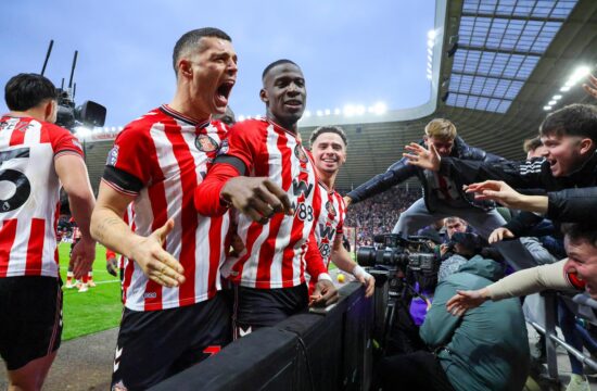 Dvoboj večnih sovražnikov odločil spektakularen avtogol (VIDEO)