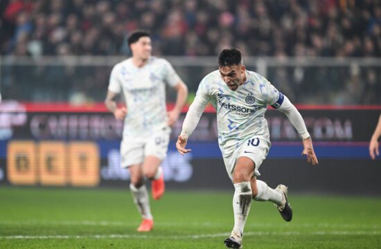 Inter izkoristil spodrsljaja Milana in Napolija