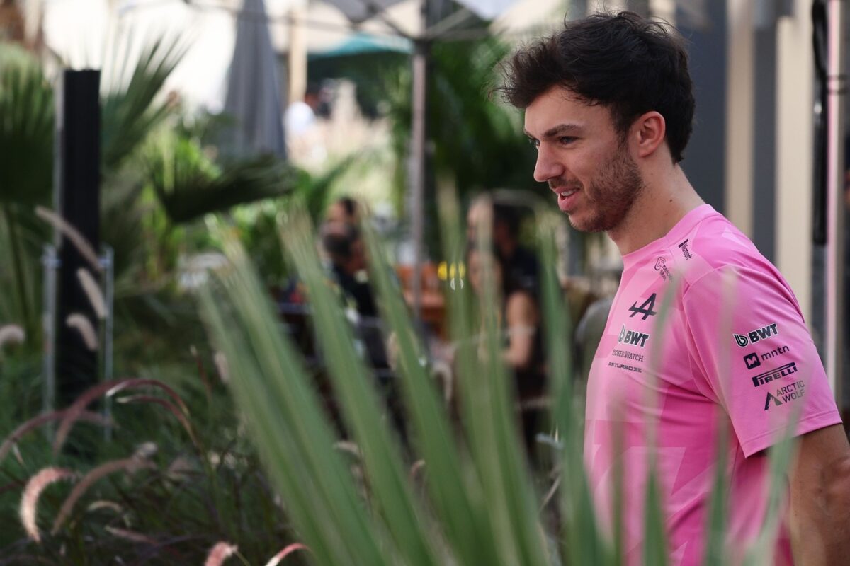 Dirkač formule ena na košarkarski teren