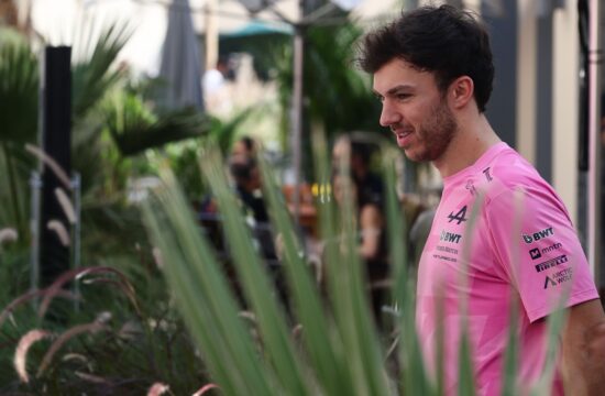 Dirkač formule ena na košarkarski teren