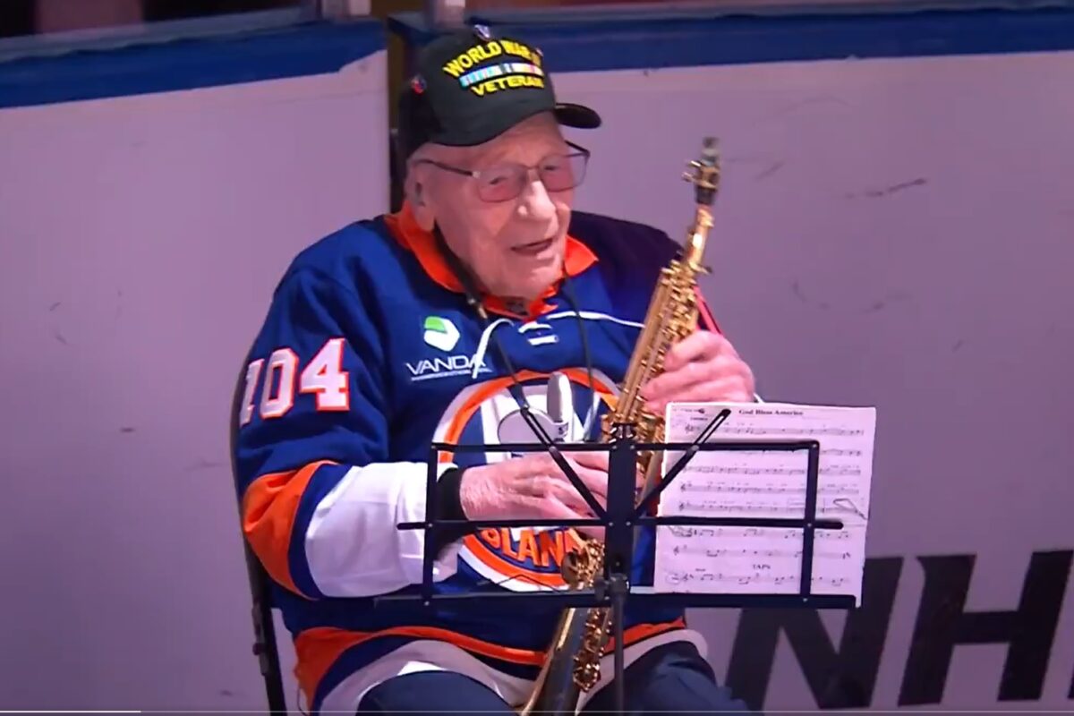 104-letni vojaški veteran navdušil pred hokejskim derbijem (VIDEO)