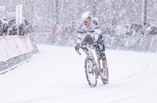 Spektakel v snegu, Van der Poel do zmage po padcu Van Aerta