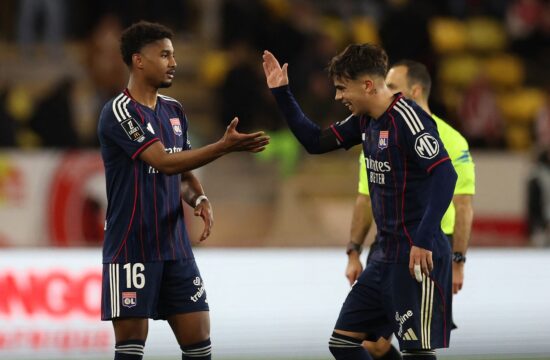 Lyon zmagal v Monacu, Lens še naprej vodilni