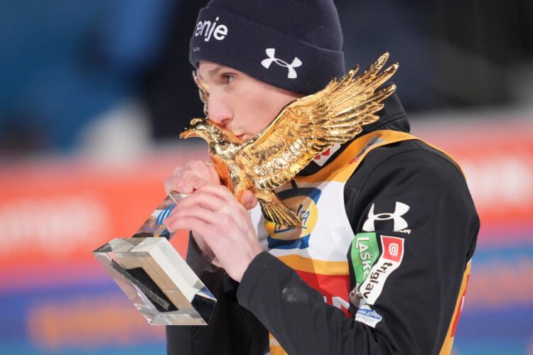 Koliko je z zmago na novoletni turneji v žep pospravil Domen Prevc