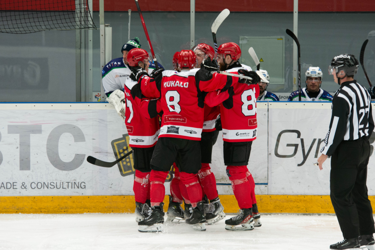 Jeseniški hokejisti do tesne zmage