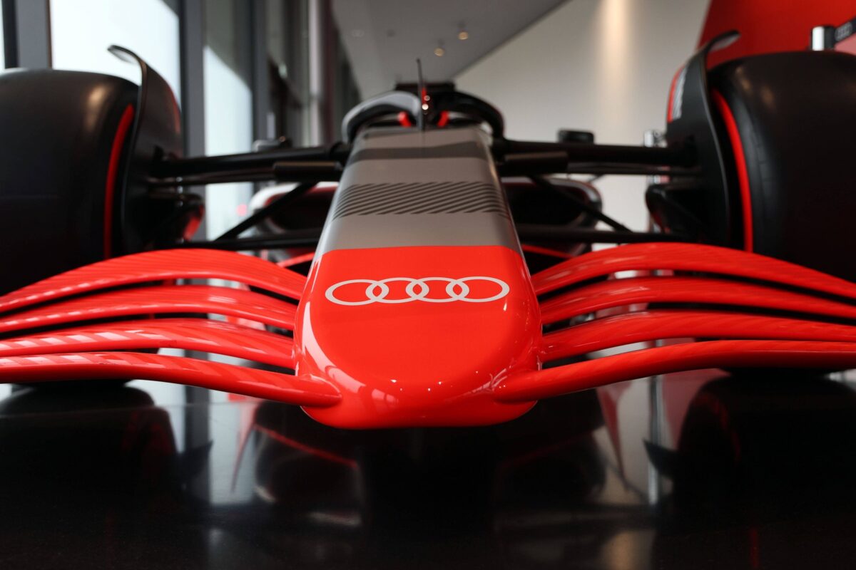Pred novo sezono F1 zahrumel prvi dirkalnik (VIDEO)