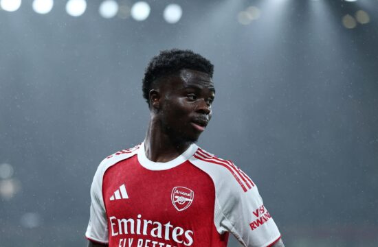 Angleški zvezdnik podaljšal zvestobo