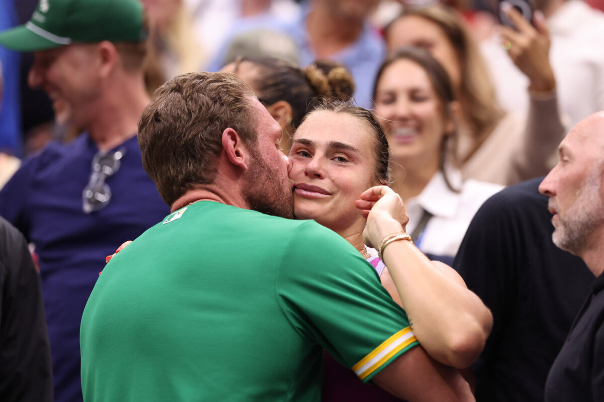 Kraljična epsko “namočila” svojega fanta (VIDEO)