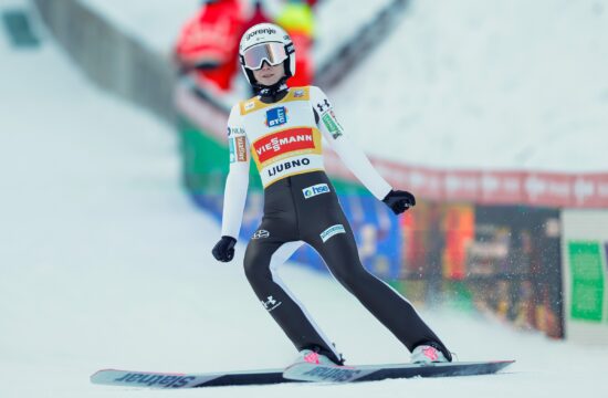 Niki Prevc in kolegicam na Kitajskam nagaja vreme