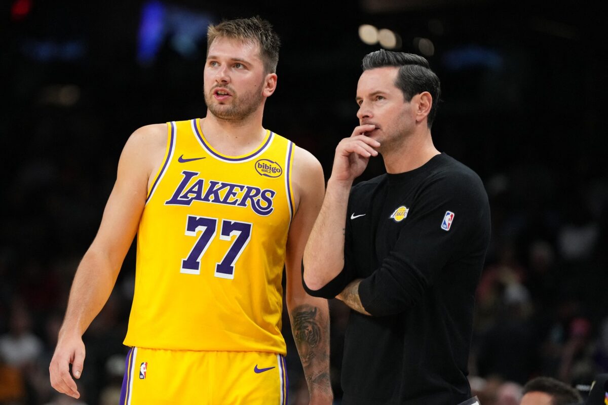 LA Lakers z zvezanimi rokami