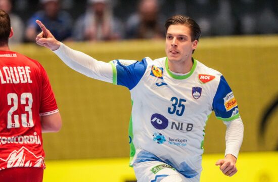 Slovenci vstali od mrtvih in strli odpor Švicarjev