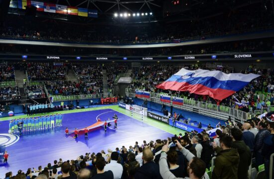 Začetek spektakla v Rigi, Stožice bodo završale v petek