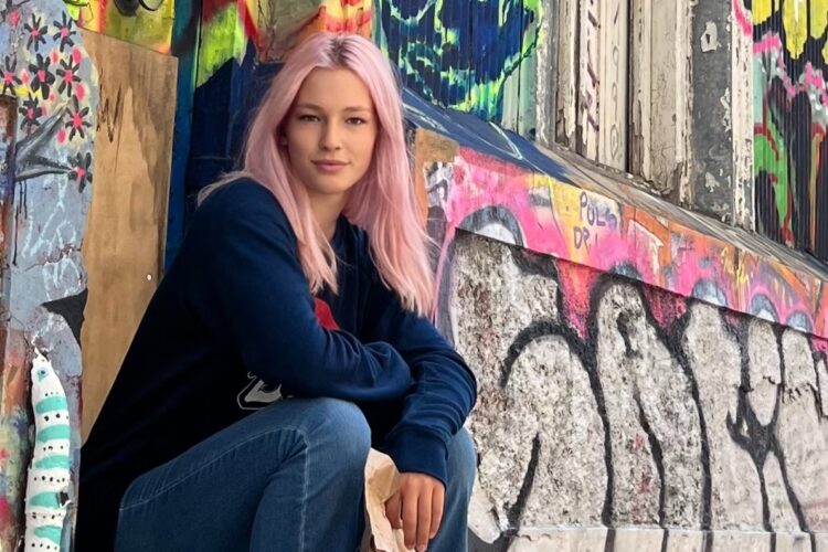 Rožnati tornado v smučarski karavani