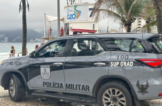 Incident: domačine zmerjala z opicami in šla za rešetke