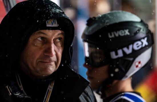 Kronologija kaosa v Oberstdorfu: od letečih smuči do uradnega protesta