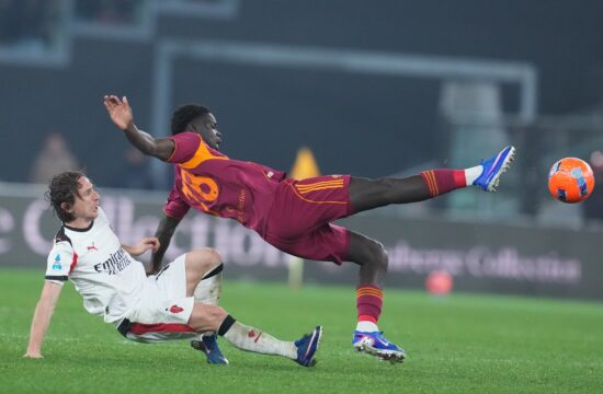 Milanu točka na derbiju, Inter pobegnil za pet točk