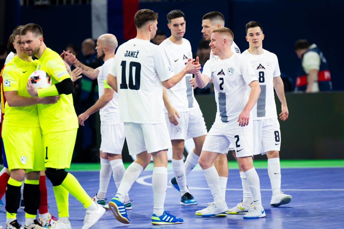 Slovenci v Stožicah lovijo nujno zmago