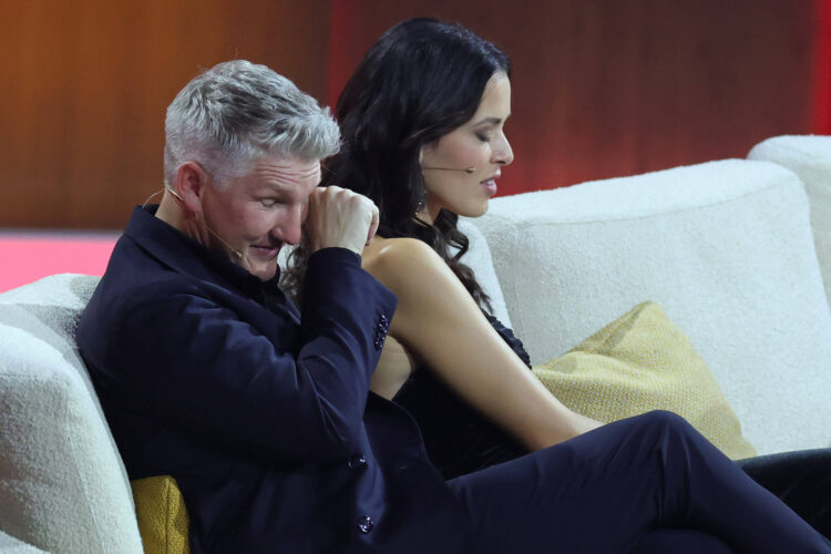 ZDF-Unterhaltungsshow Wetten dass..? - live aus Offenburg Bastian Schweinsteiger mit Ehefrau Ana Ivanovic. ZDF-Unterhalt