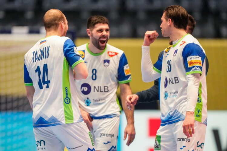 Bærum 20260118. Slovenia's Domen Tajnik (f.l.), Blaž Janc and Domen Makuc after the European Championship handball match between Switzerland and Slovenia in Unity arena. Photo: Cornelius Poppe / NTB This text is auto translated