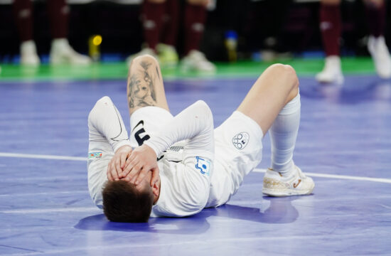 Po ogorčenem boju hladna prha za Slovenijo