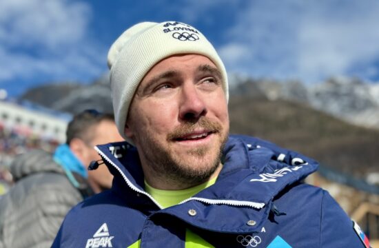 Nad Hrobata najprej črni, zdaj še sivi oblaki