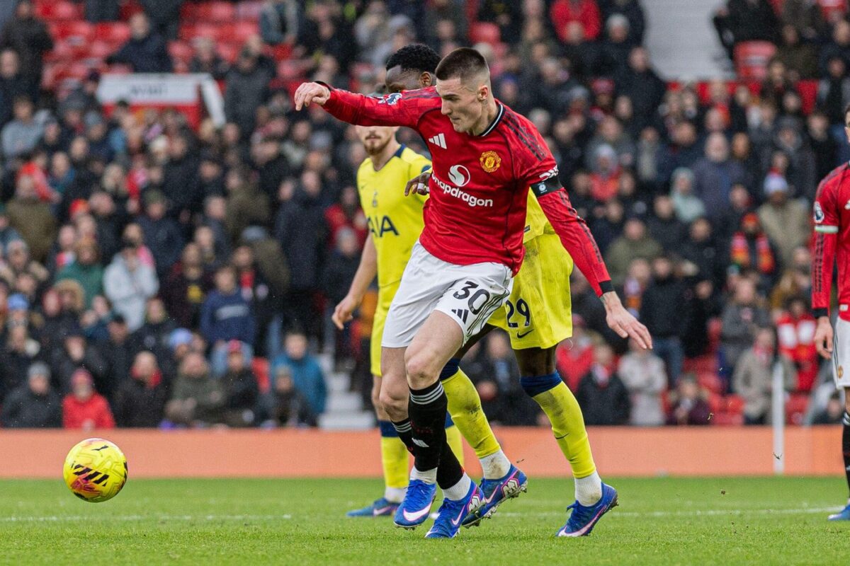 Bijol in Šeško v Londonu. Eden na klopi, drugi na igrišču