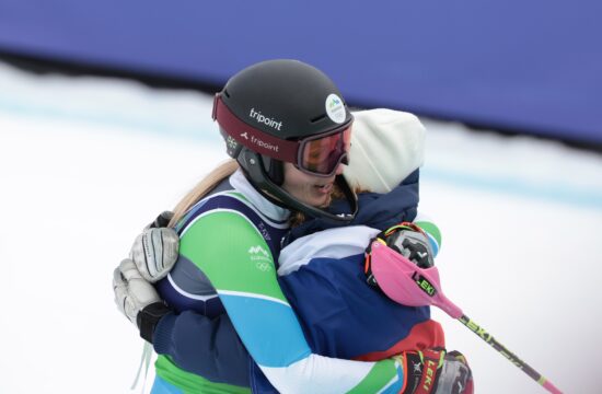 Ilka štafeto predala z zamudo, Ana jo je izgubila v snegu