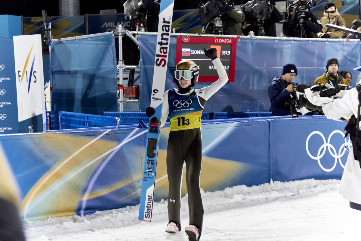 Nika Prevc na treningu med najboljšimi