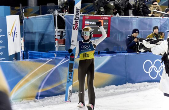 Nika Prevc na treningu med najboljšimi
