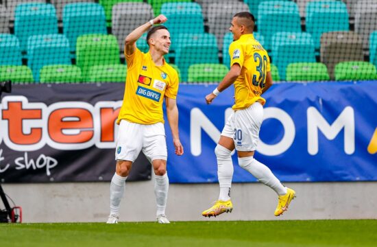 Bravo niza priložnosti, a vodi le z 1:0